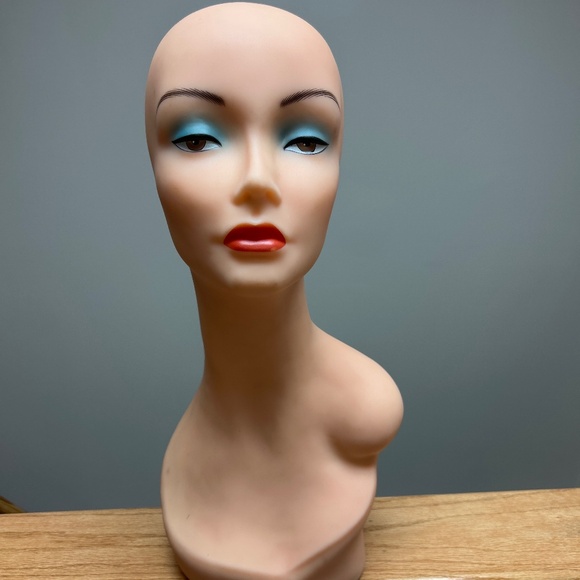 Mannequin Head - Picture 1 of 4